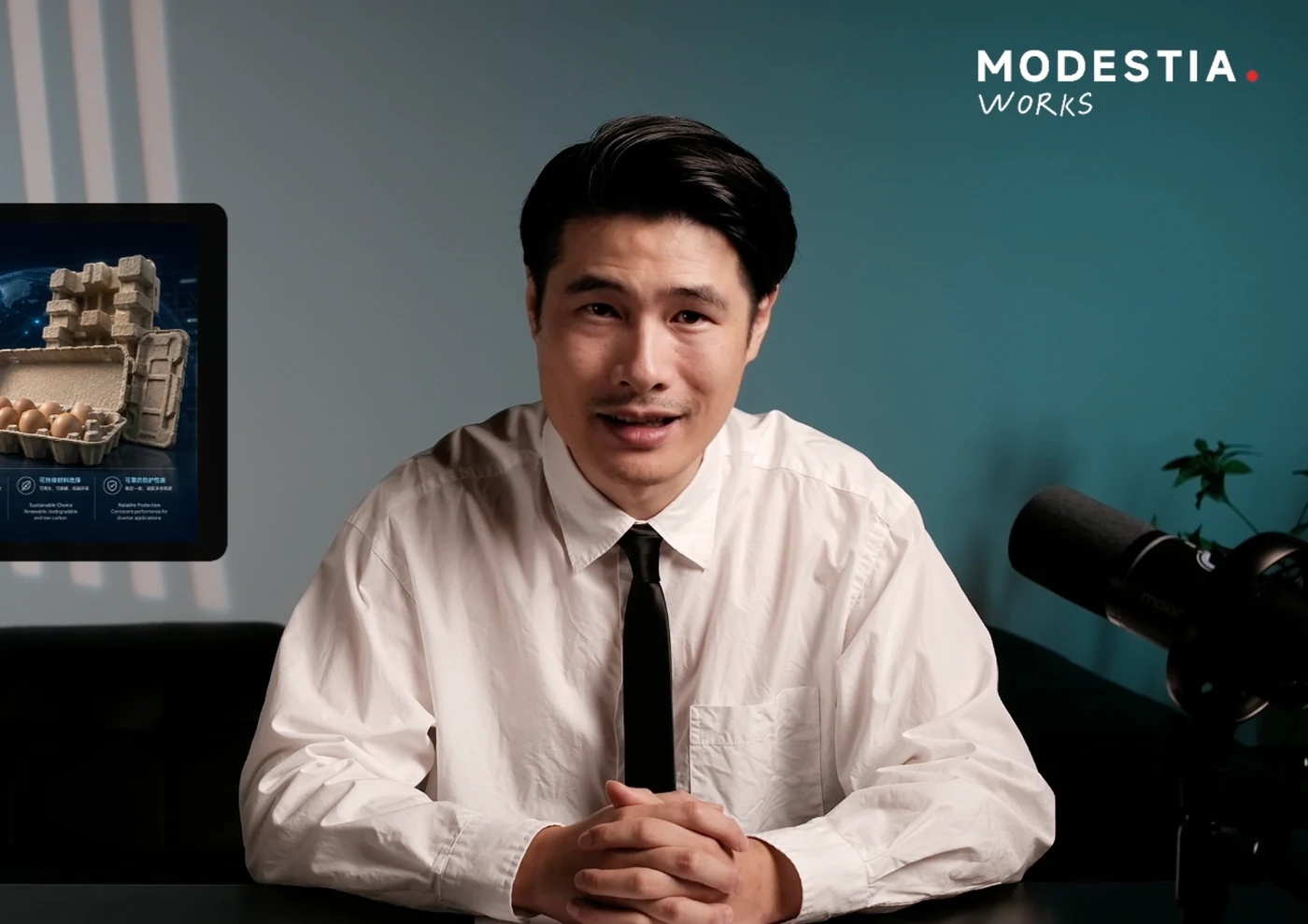 Robert Hong presenting on molded fiber packaging, recycling and high-performance materials